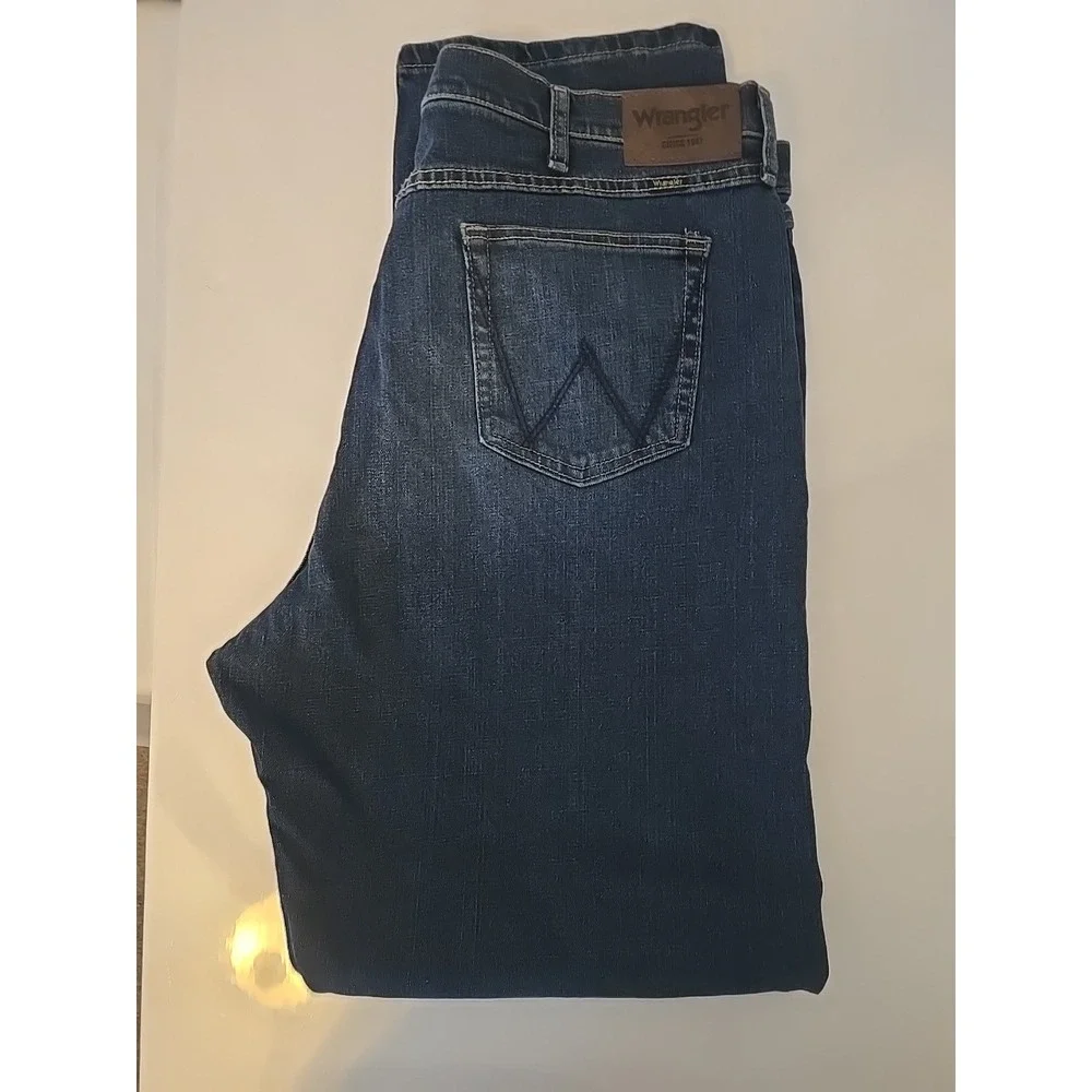 Wrangler Men's Relaxed Fit Straight Leg Jeans 42x36 Medium Wash NWT